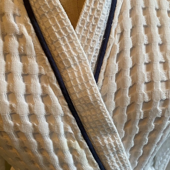 Peacock Alley Cotton Waffle Weave White w/Navy Piping Robe, Size Med Large - Picture 4 of 12